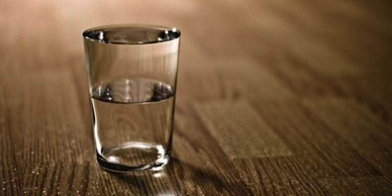Ось чому слід ставити склянку ВОДИ на НІЧ біля ЛІЖКА. Завжди є щось, що ми ще не знаємо