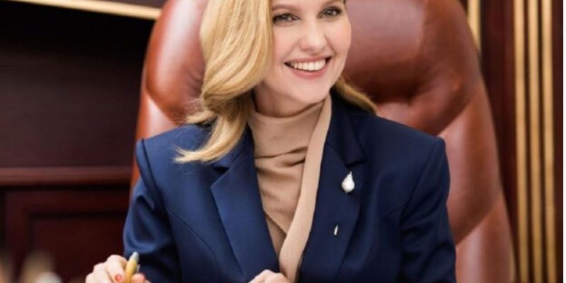 Навіть на морозі сяє: Олена Зеленська зачарувала стильним пуховиком у Карпатах. Фото