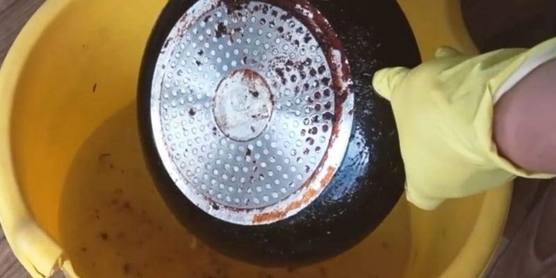 Нагар тане немов масло. Відмили навіть радянські сковорідки за пару хвилин за методом мами