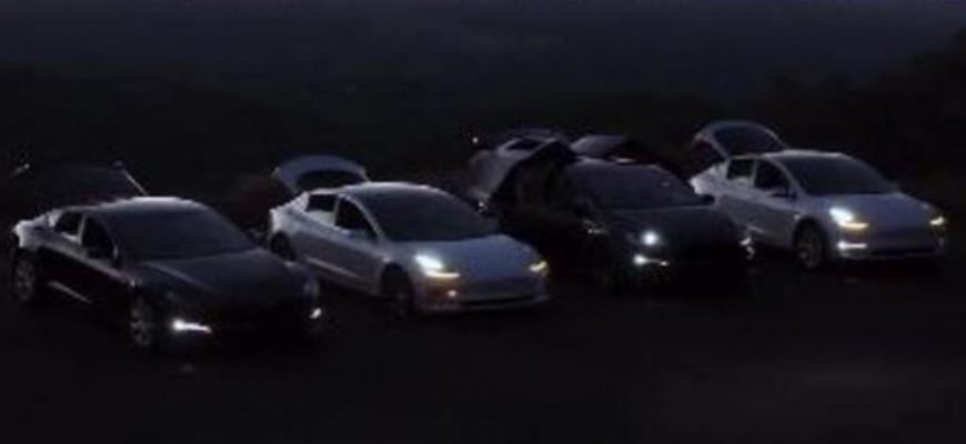 “Відео порвало мережу” – Автомобілі Tesla Ілона Маска “станцювали” під знаменитий український “Щедрик”