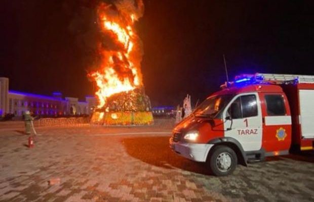 Видовище грандіозне, але не то щоб заплановане: У Казахстані згоріла новорічна ялинка (фото, відео)