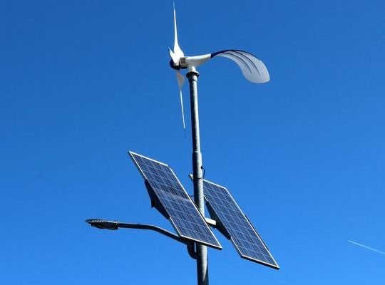 У січні набули чинності нові тарифи на електрику для власників домашніх сонячних та вітрових станцій