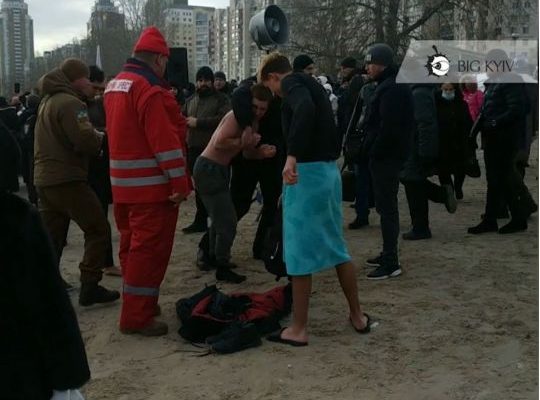 Хрещенський «мордобій»: у Києві «моржі» влаштували бійку на набережній під молитву священика
