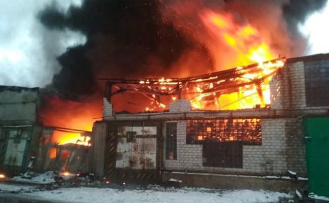 Під Києвом палає склад з автошинами. Вогонь охопив площу в 1000 квадратів
