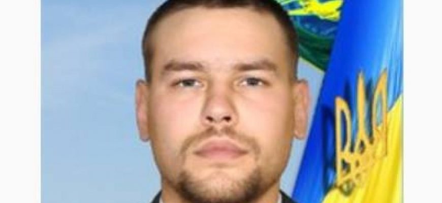 Читаєш цю історію, і кров холоне в жилах. Кіборг Ігор ЗІНИЧ. Доброволець славної 80-ки. Медик. Понад місяць безвилазно провів в ДАПі. До самих останніх своїх юнацьких днів довкола лиш чорні бетонні стіни. І плечі побратимів. Тут всі за одне. Люта зима. Холод собачий. Ноги дубнуть.