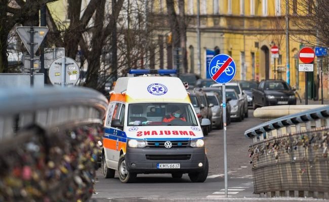 Намагаються врятувати око: у Польщі українцю влучили петардою в обличчя