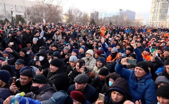 Країна без зв’язку і перші вибухи в Алмати: всі подробиці протестів у Казахстані