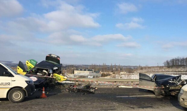 Таксист віз свою дружину і дітей: з’явилися трагічні деталі ДТП під Харковом