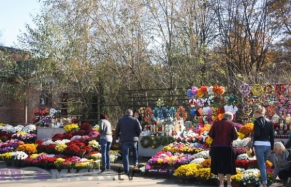 Чи потрібно цілувати небіжчuка в труні: думка церкви та медиків, витоки такої традиції
