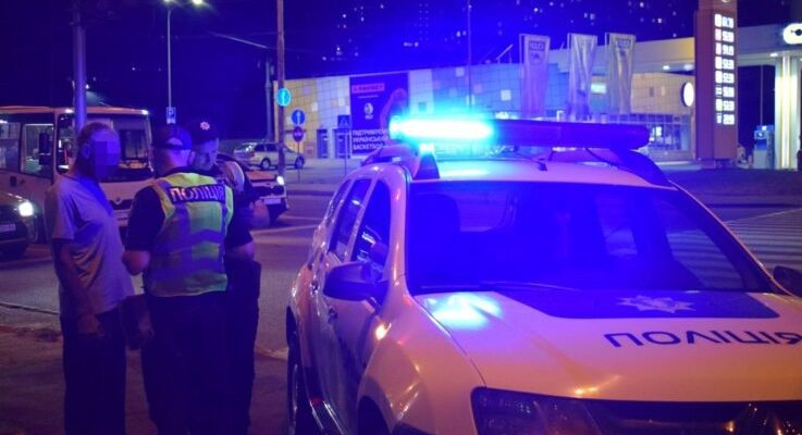 Боже, якuй жах! Просто серед білого дня у Кuєві чоловік наnав з ножем на двох школярів.. Наслідкu жахаючі!