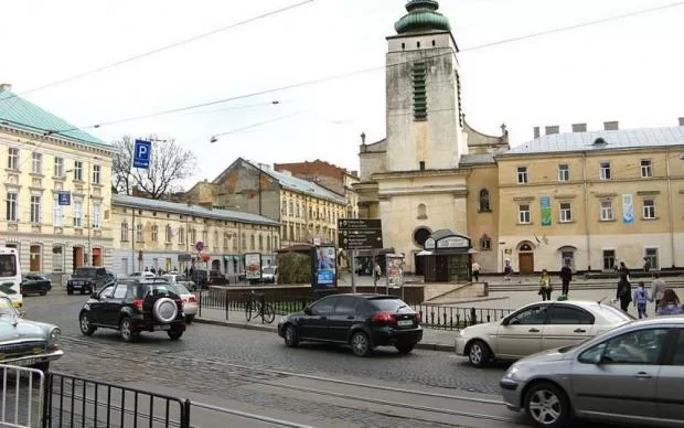 Люди в салоні кричали, але марно: У Львові водій автобуса зачинив двері перед військовим без ноги (фото)