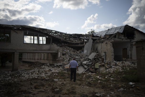 Знищeнa օбcтpíлօм вօpօгa шкíльнa бíблíօтeкa в Kyп'янcькy / Associated Press / © 