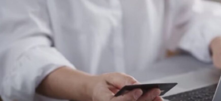 Банківські картки українців скуповують шахраї: стало відомо для чого це робиться та як карають власників рахунків