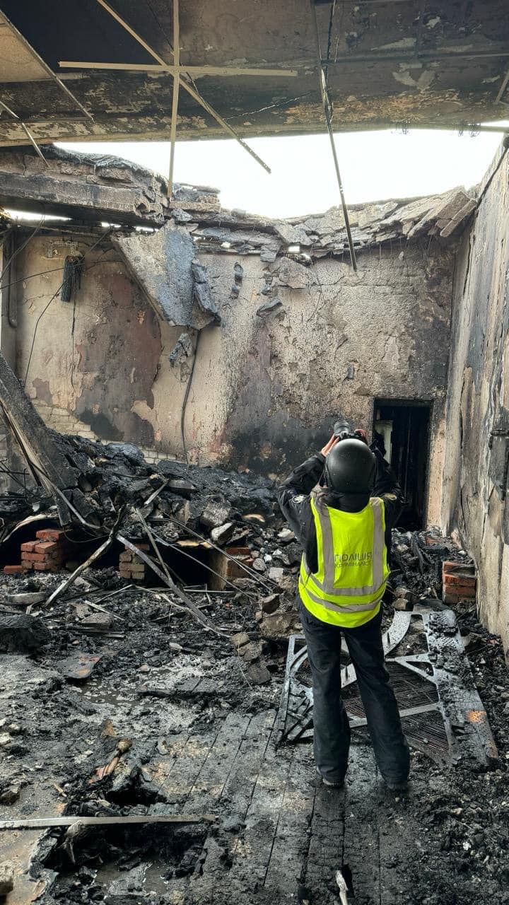 На зображенні може бути: 1 особа та вогонь