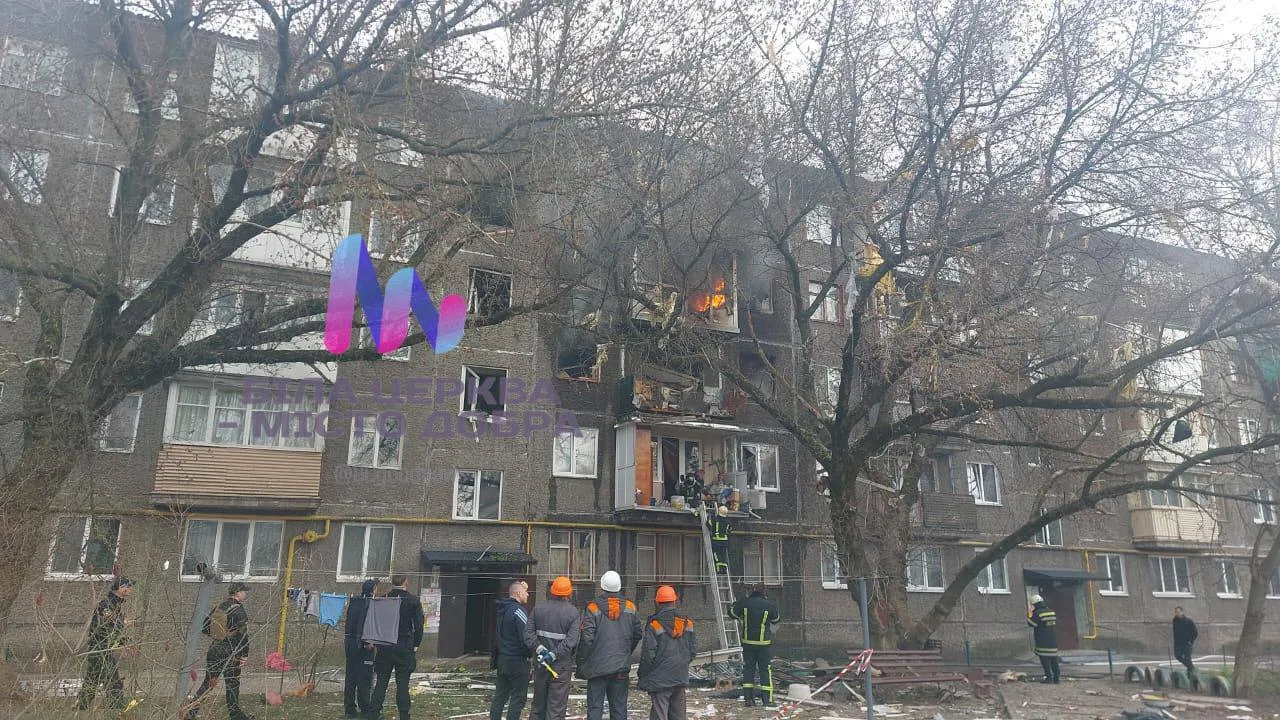 У Білій Цepкві пpoгpимів вибyx y житлoвoмy бyдинкy, виднієтьcя дим: відoмo пoдpoбиці. Фoтo і відeo