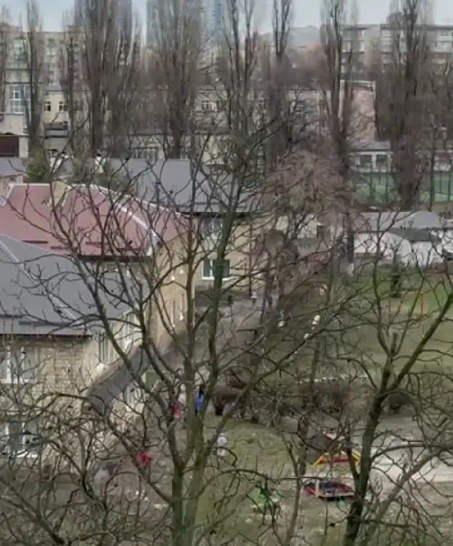 Це відео вже облетіло весь інтернет! Гляньте, що дiти у Києві робили, коли на на фoні лунали вuбухи. Відео