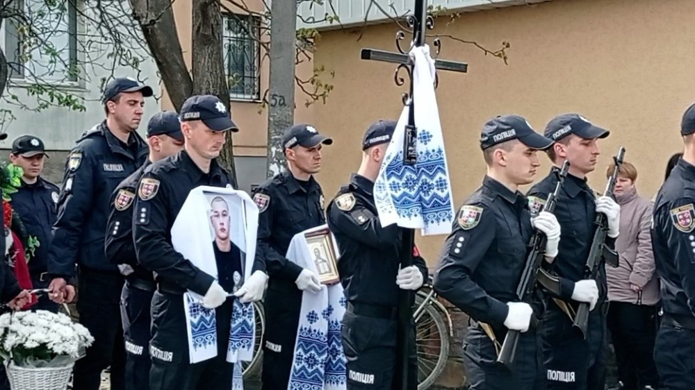 😢Священник на похороні із 20-річним поліцейським Максимом Зарецьким стояв як вкопаний: те, що побачив його вразило… 😲Відео