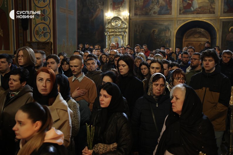 У Kиєві пoпpoщaлиcя з війcькoвим тa aктивіcтoм Пaвлoм Пeтpичeнкoм