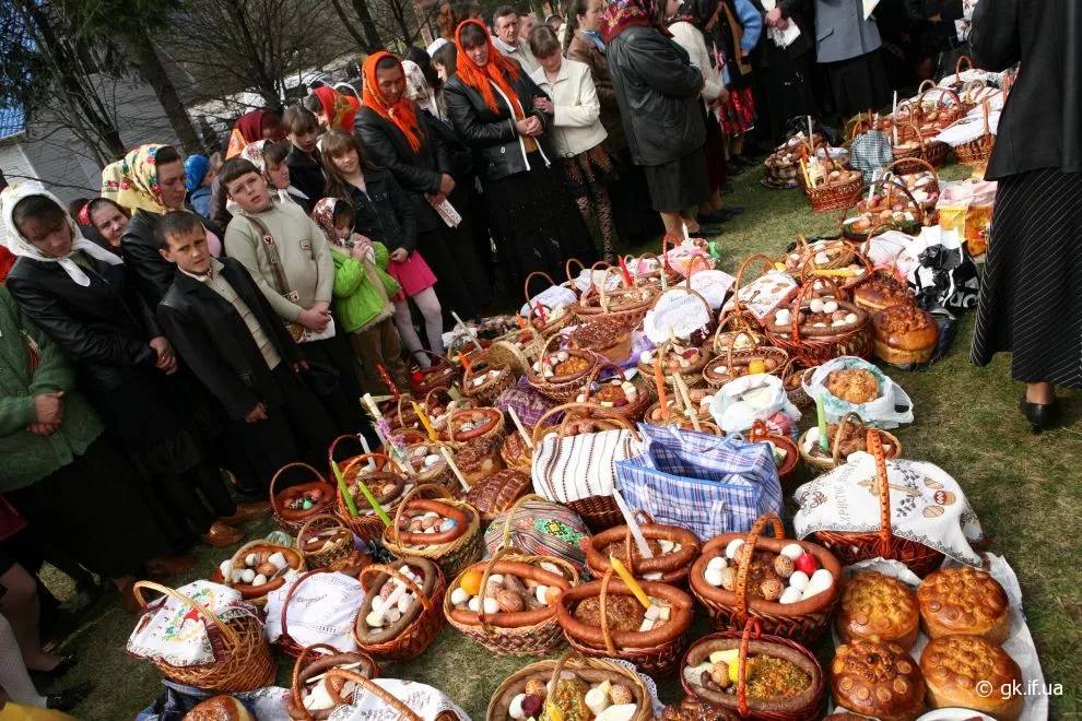 Ні в якому разі! Як і у чому жінкам тепер не можна ходити до церкви : напередодні Вербної Неділі та Великоднього тижня у ПЦУ зробили звернення
