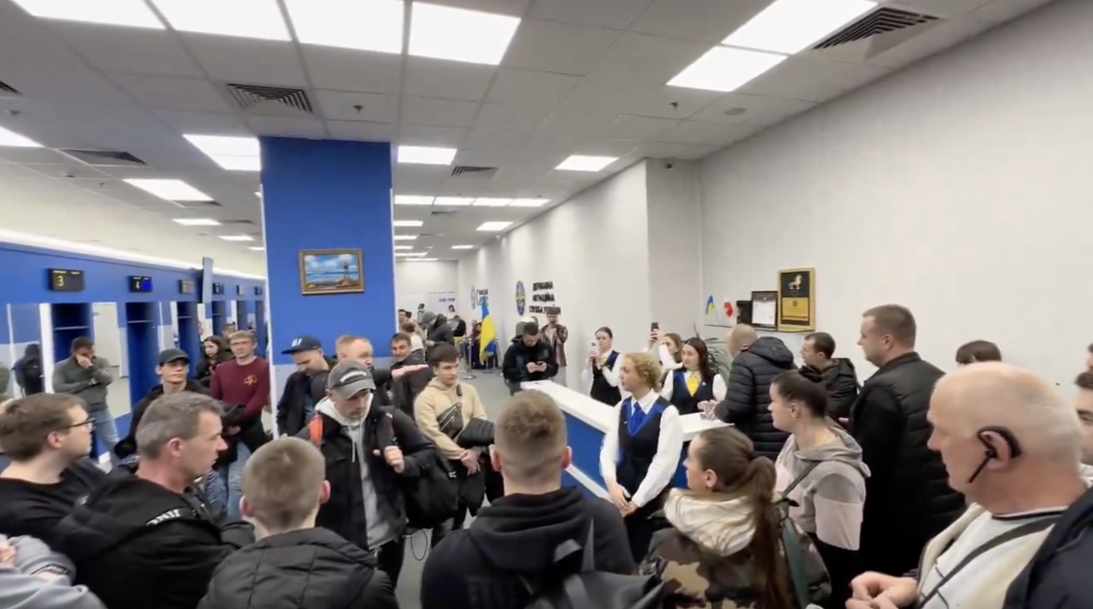 Блокада від МЗС для українців за кордоном: що недоступно і коли чоловіків відправлятимуть назад в Україну