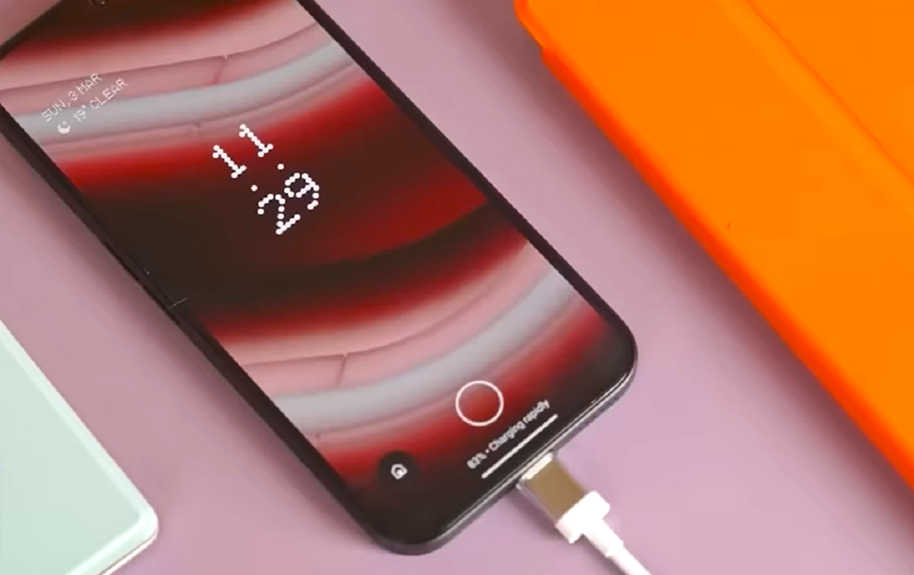 Ця ваша вечірня звичка може вилізти вам боком: чи шкодить смартфону нічна зарядка