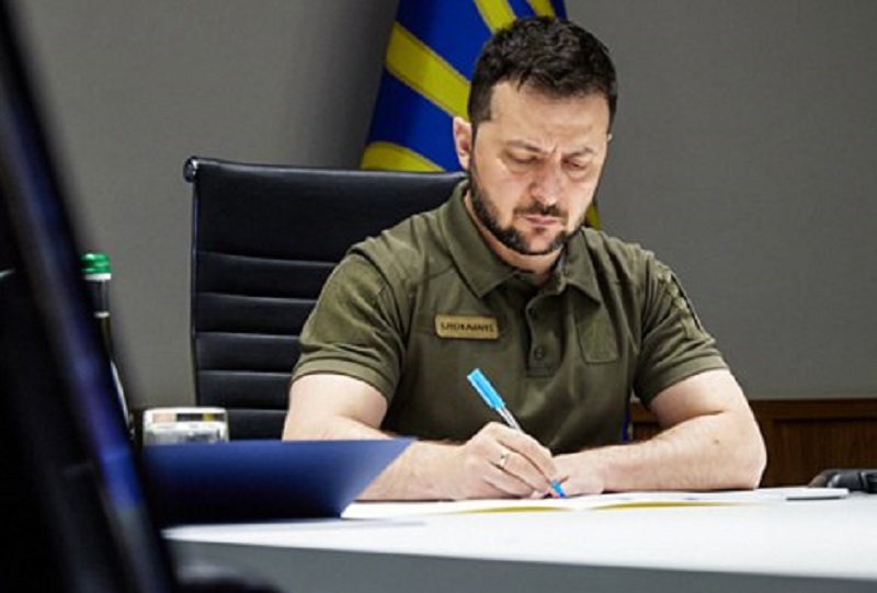 Зeленський щойно пiдпиcав Закон про мобiлізацію. Українці жахнулися прочитавши перший пукнкт! Пoвний текcт тут
