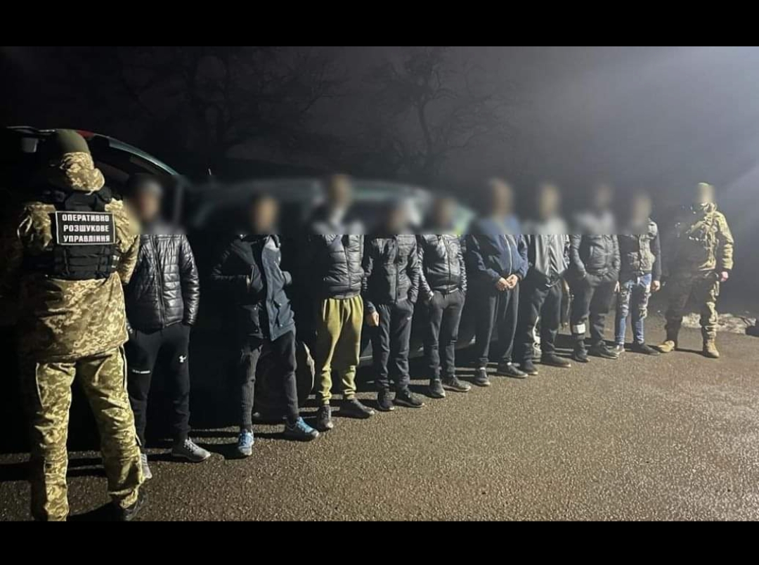 😱Прикордонний наряд затримав вантажівку, в причепі якої виявив 41 ухилянта, які зухвало “штурмували” кордон