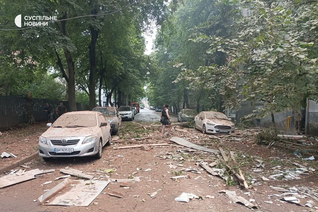 Двір у Сумах після удару дроном-камікадзе по будинку