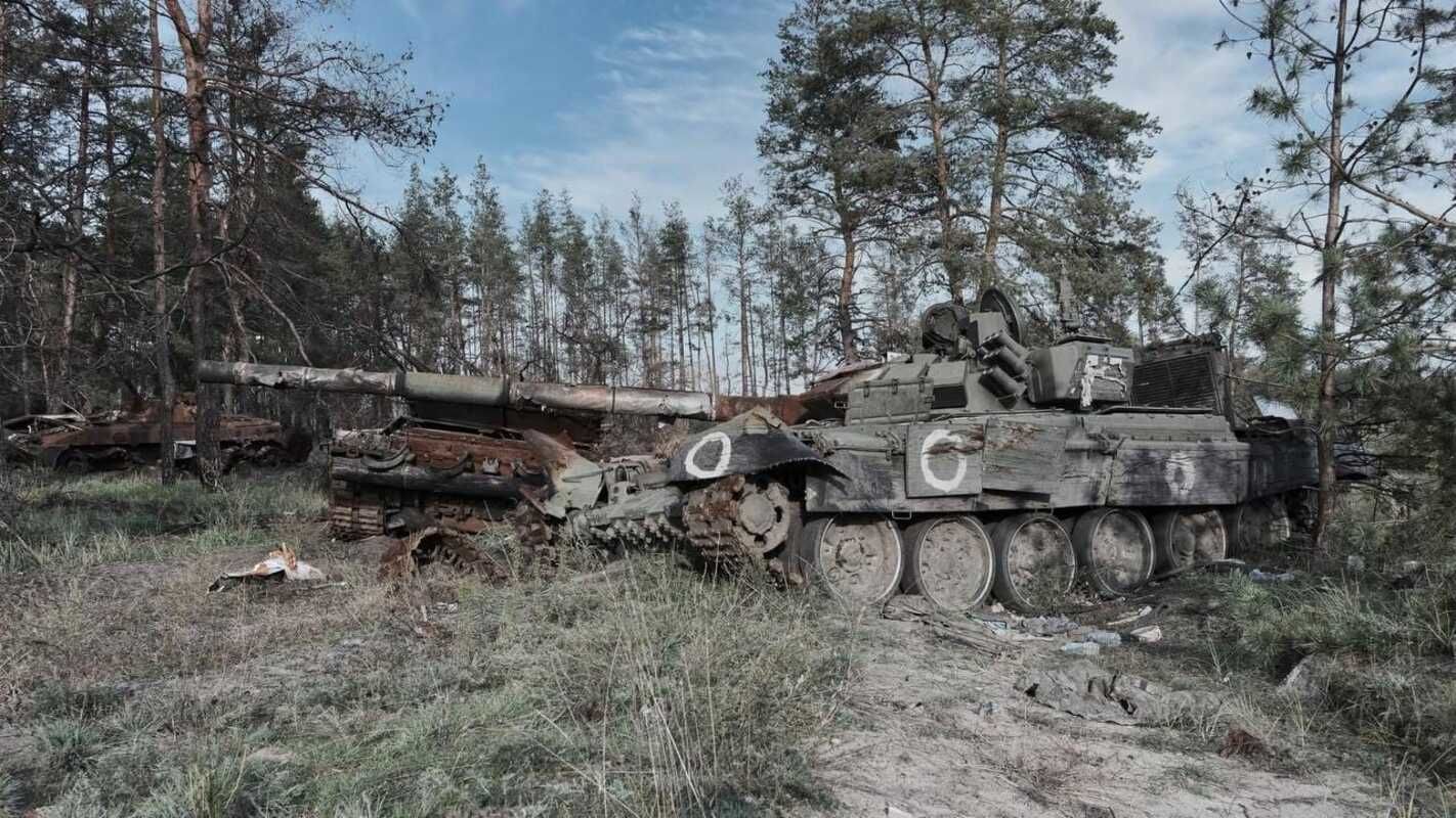 На лівому березі Дніпра в лісі згоріла бронетехніка РФ разом з екіпажем – оприлюднені кадри з місця події