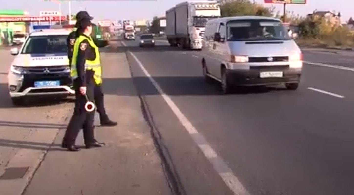Обов’язково всім водіям: тепер на всіх дорогах через блекаути – запам’ятовуйте, як працює