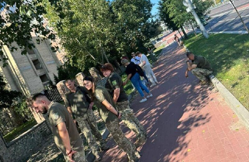 Українці згоряють від сорому: ТЦКашники прийшли під суд звільняти свого шефа – підпільного мільйонера