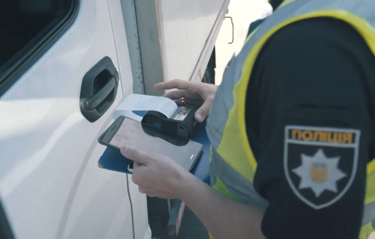 Частини водіїв забороняють керувати машинами: у кого поліція починає забирати права