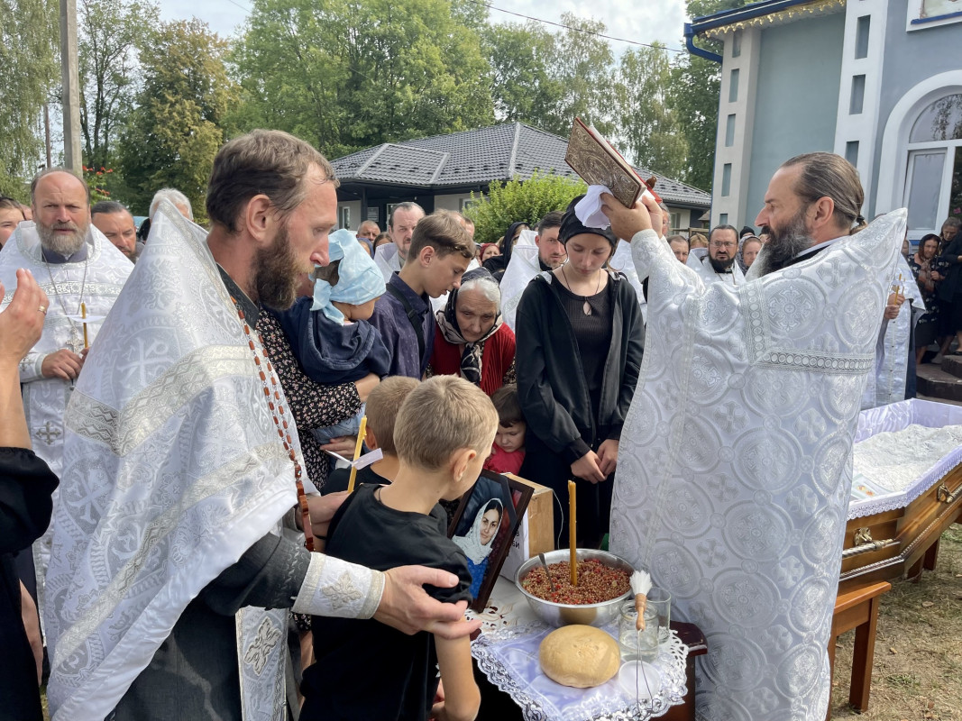 Маленькі діти плакали над домовиною мами: на Волині поховали дружину священника, яка померла після ДТП