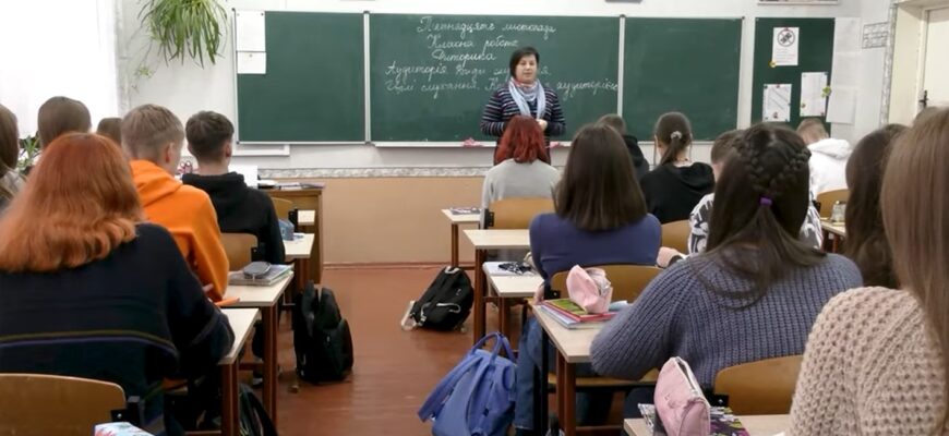 Навчання по суботах та весь червень: МОН змінює графіки шкільних канікул через відключення світла