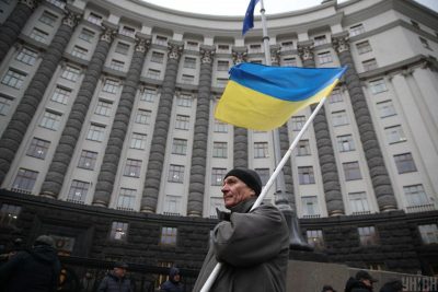 Українці у ступорі: зарплати чиновників зросли в половину – навіть військовим таке й не снилося