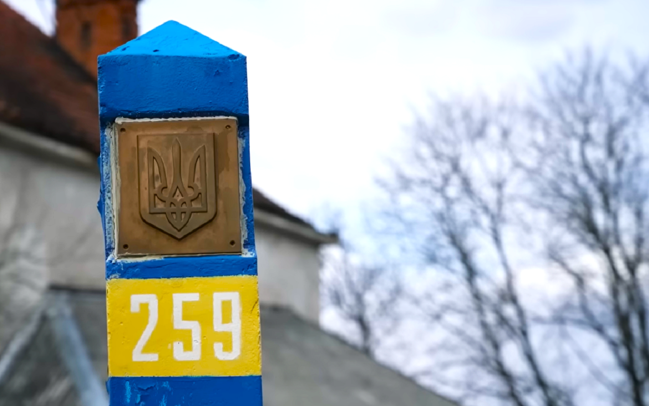 Чоловікам дозволили виїжджати за кордон, але не всім: названі категорії та умови
