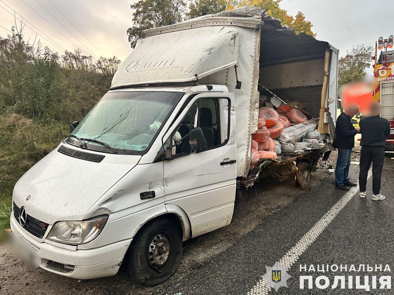 На зображенні може бути: 2 людини, фургон, автомобіль, швидка допомога, дорога та текст