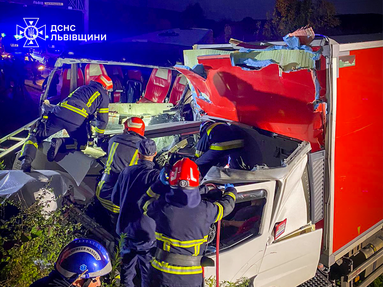 На зображенні може бути: 3 людини, швидка допомога, автомобіль та текст