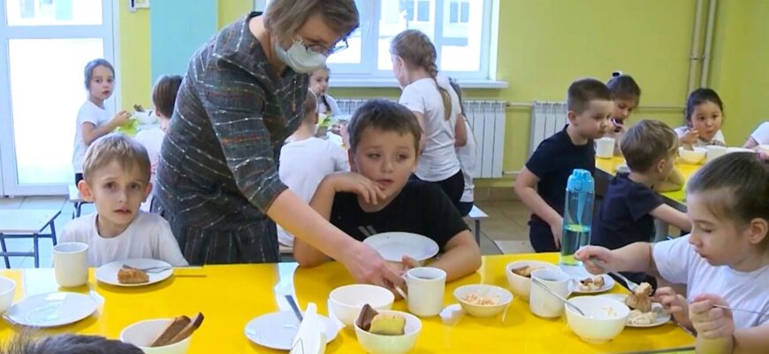 Безкоштовне харчування у школах: коли дітей почнуть годувати