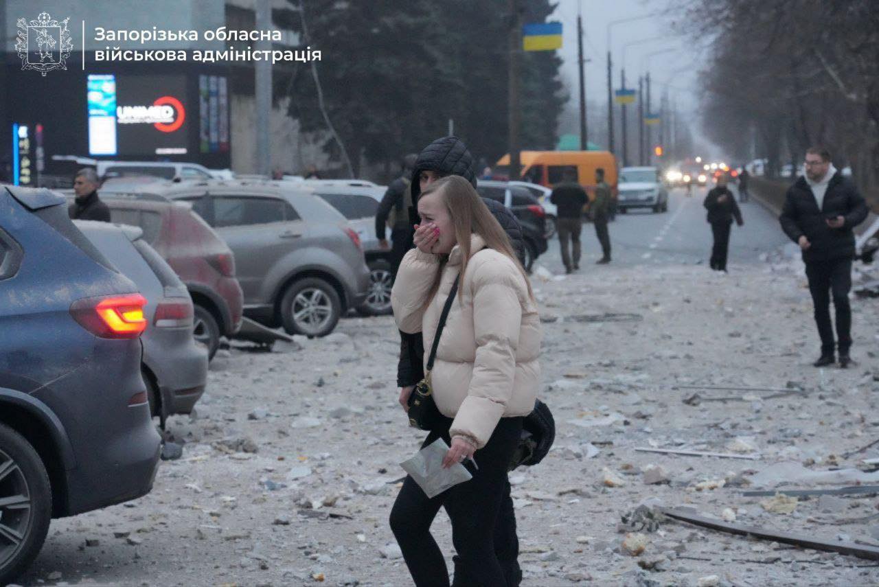 На зображенні може бути: 7 людей, вулиця та текст