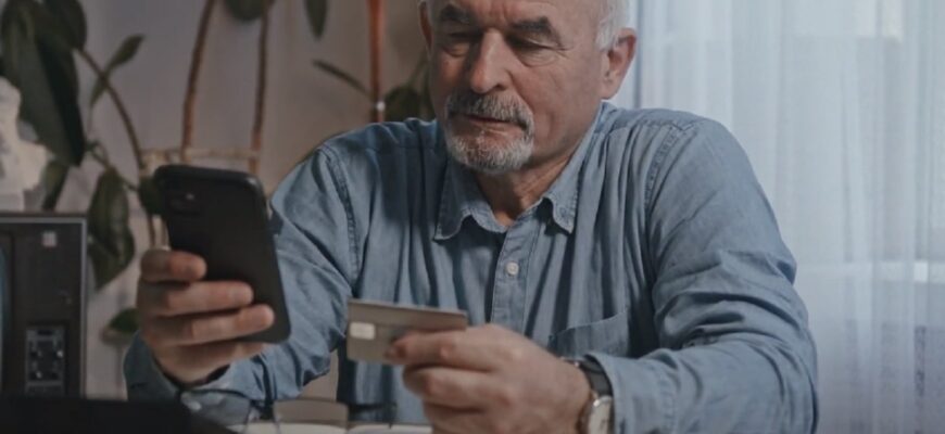 Стосується всіх пенсіонерів: гроші на карті залишати не варто – чим це обернеться