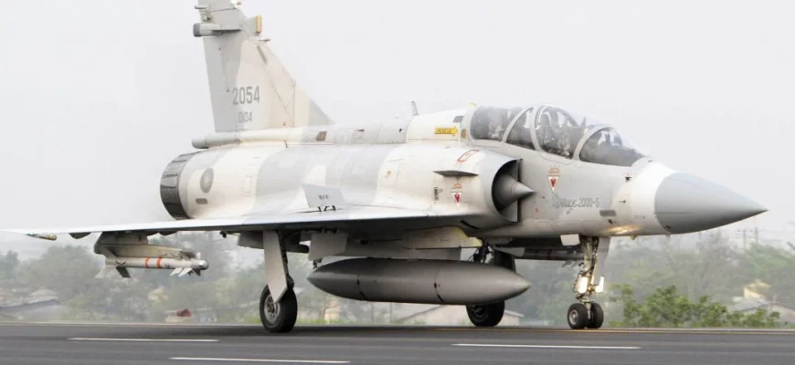 Винищувач Mirage 2000 розбився під час тренувального вильоту – Відео