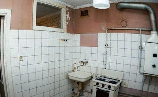 Чому в старих будинках є вікно між ванною та кухнею? Версії вас розсмішать, а правда – здивує