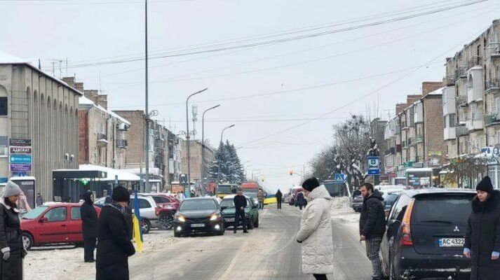 Коли я побачила, що та жінка утнула просто посеред дороги, думала, що їй дістанеться від інших. І не дарма Коли я побачила, що та жінка утнула просто посеред дороги, думала, що їй дістанеться від інших. І не дарма