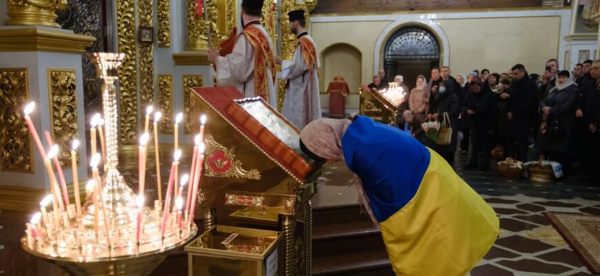 У православних відзначається Хрестопоклонна неділя: що категорично заборонено робити