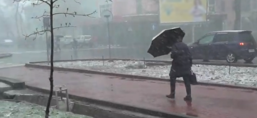 Дощ, мокрий сніг та ожеледиця: негода сильно затягує Україну