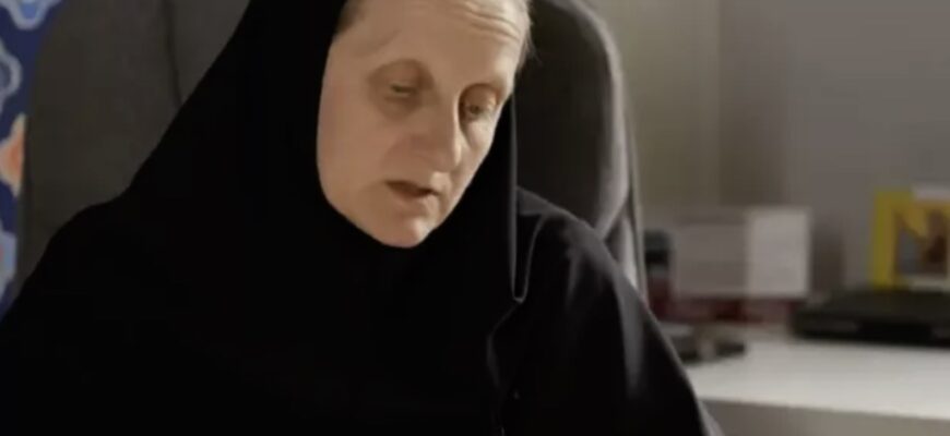Монастир не дуже відрізняється від армії: Черниця, яка служила в ЗСУ та понад 500 разів стрибала з парашутом, допомагає військовим (відео)