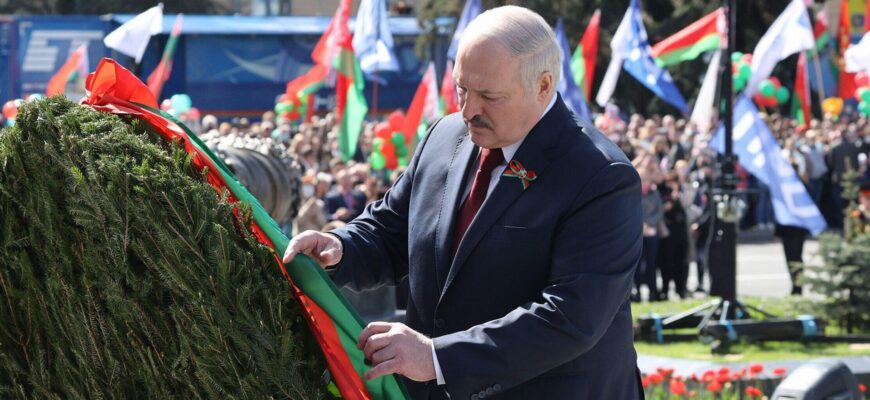 Не впорався з вінком: прокляття Януковича спіткало Лукашенко