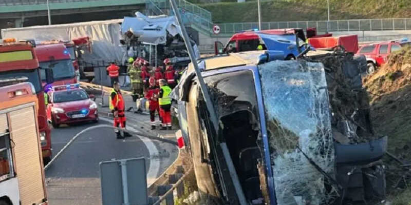 Автобус з українцями у Варшаві потрапив у страшну ДТП: багато постраждалих