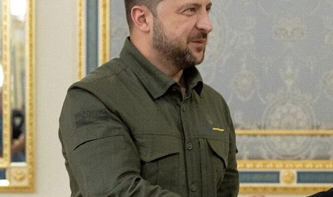 Примирення у Ватикані: подивіться, кому Зеленський потис руку